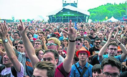 El director y cofundador del Sónar, Ricard Robles, tiene claro qué es lo que lo hace especial: la combinación de la diversión con las actividades de negocio y formación. “Es un festival que acoge un congreso, o un congreso que ofrece un festival para complementarlo”, defiende el ejecutivo. En sus filas, desde Underworld a Bad Bunny.
Precio: 195 euros.