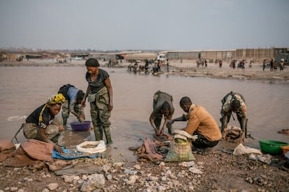 Un grupo de personas en la mina de cobalto y cobre de Kamilombe, en la República Democrática del Congo.