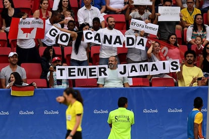 Torcedores exibem cartazes contra Michel Temer  no jogo de futebol feminino Alemanha X Canadá no estádio Mané Garrincha, em Brasília. Juiz emitiu liminar permitindo protestos políticos nas dependências dos Jogos, contriando comitê olímpico, que recorreu da decisão. 
