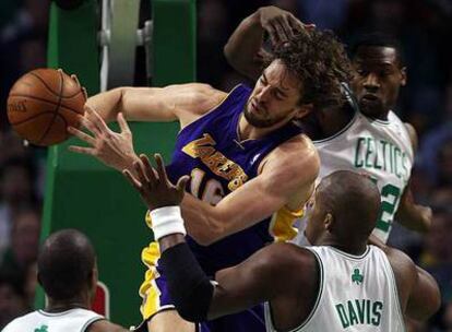 Gasol intenta dar un pase ante Davis y Tony Allen.