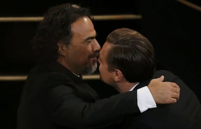 Alejandro González Iñárritu se abraza con Leonardo Di Caprio