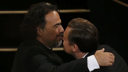 Alejandro González Iñárritu abraça-se com Leonardo Dei Caprio