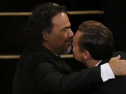 Alejandro González Iñárritu abraça-se com Leonardo Dei Caprio