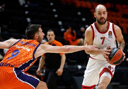 Spanoulis protege el balón ante Van Rossom