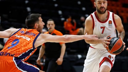 Spanoulis protege el balón ante Van Rossom.