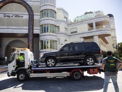 La Guardia Civil en la puerta del edificio Gray d'Albion en Puerto Banús, el 4 de abril de 2017.