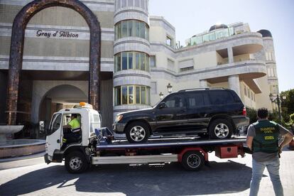 La Guardia Civil en la puerta del edificio Gray d'Albion en Puerto Banús, el 4 de abril de 2017.