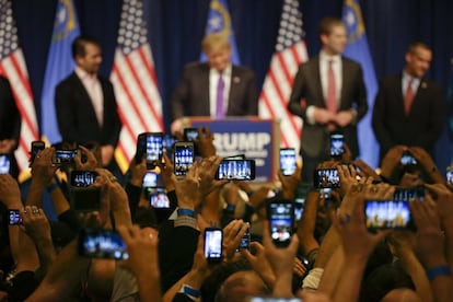 La única derrota del multimillonario, por ahora, se produjo en los caucus de Iowa, donde quedó segundo, por detrás de Cruz. En la imagen, una multitud de móviles fotografían a Donald Trump, en Las Vegas, el 23 de febrero de 2016.