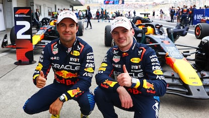 Checo Pérez junto a Max Verstappen, tras el Gran Premio de Japón en 2024.