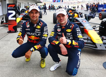 Checo Pérez junto a Max Verstappen, tras el Gran Premio de Japón en 2024.
