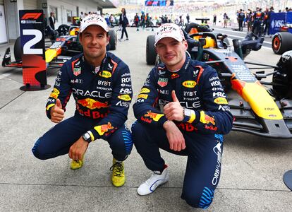 Checo Pérez junto a Max Verstappen, tras el Gran Premio de Japón en 2024.