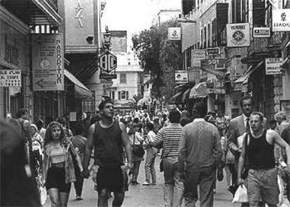 Aspecto de una calle de Gibraltar con numerosos anuncios de empresas.