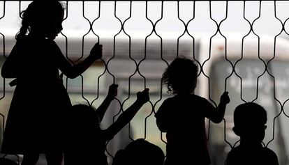 Unos niños palestinos esperan en Rafah con sus familias para cruzar el punto fronterizo entre Egipto y la franja de Gaza el pasado 20 de mayo de 2018.