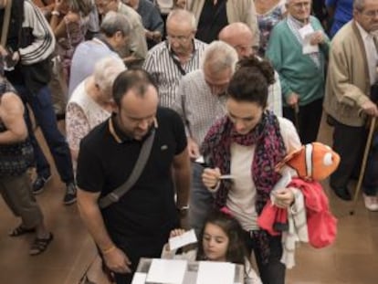 Votants exercint el dret a vot a Barcelona el 27 de setembre.