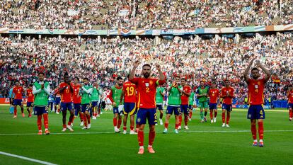 Los jugadores de la selección española de fútbol celebran los resultados del partido contra Croacia en la Eurocopa.