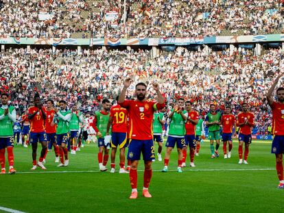 Los jugadores de la selección española de fútbol celebran los resultados del partido contra Croacia en la Eurocopa.