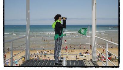 La escritora y periodista Rosa Montero vigila la playa de Gijón en busca de objetivos.