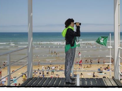 La escritora y periodista Rosa Montero vigila la playa de Gijón en busca de objetivos.