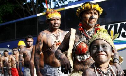 Manifestación de indígenas brasileños para defender sus tierras.