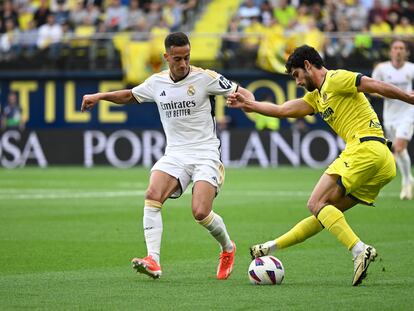 Gonçalo Guedes disputa un balón con Lucas Vázquez, durante el Villarreal-Real Madrid.