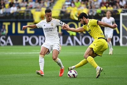 Gonçalo Guedes disputa un balón con Lucas Vázquez, durante el Villarreal-Real Madrid.