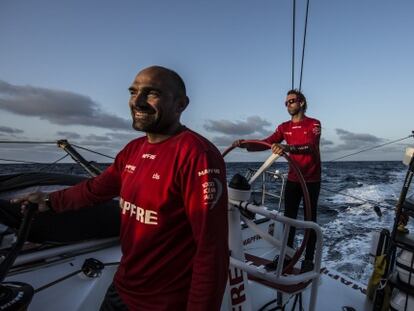 Xabi Fern&aacute;ndez e Iker Mart&iacute;nez, a bordo del Mapfre.