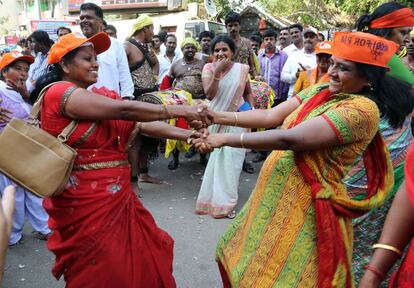 Partidarios del Bharatiya Janata (BJP) bailan para celebrar los resultados electorales frente a la oficina del partido en Bangalore, India.