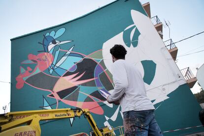 El artista Belin, realizando el mural en el Festival de Arte Urbano de Linares (Jaén).