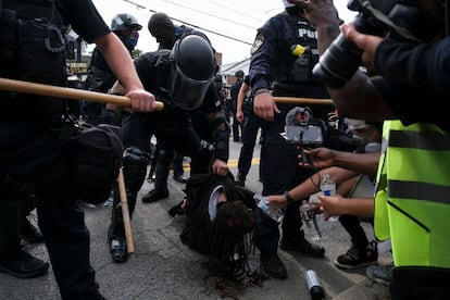 Un manifestante es detenido durante las protestas en Louisville, Kentucky. Según algunos testigos, los agentes no se identificaron pese a que era de noche e iban vestidos de civiles. Los agentes respondieron con una lluvia indiscriminada de más de treinta disparos después de que Kenneth Walker, novio de Taylor, disparara contra ellos al pensar que eran unos intrusos.