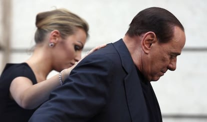 Silvio Berlusconi y Francesca Pascale abandonan el escenario de una protesta por la condena del primero por fraude fiscal, en agosto en Roma.