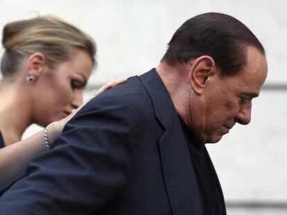 Silvio Berlusconi y Francesca Pascale abandonan el escenario de una protesta por la condena del primero por fraude fiscal, en agosto en Roma.