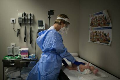 Lidia Lara, infermera de pediatria, durante una consulta al CAP Ronda Prim de Mataró.
