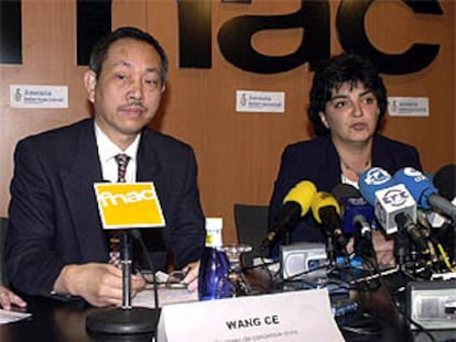 La presidenta de la sección española de Amnistía Internacional y el ex preso de conciencia chino Wang Ce, en la presentación hoy del Informe anual 2002 de AI.