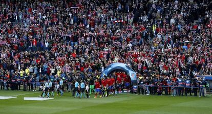 Estadio Vicente Calderon, durante si ultimo derbi entre el At. Mdrid  y el Real Madrid.