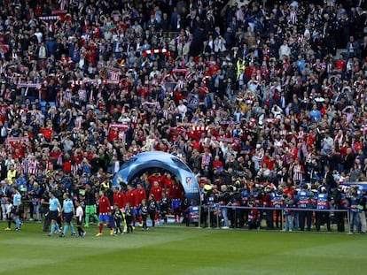 Estadio Vicente Calderon, durante si ultimo derbi entre el At. Mdrid  y el Real Madrid.