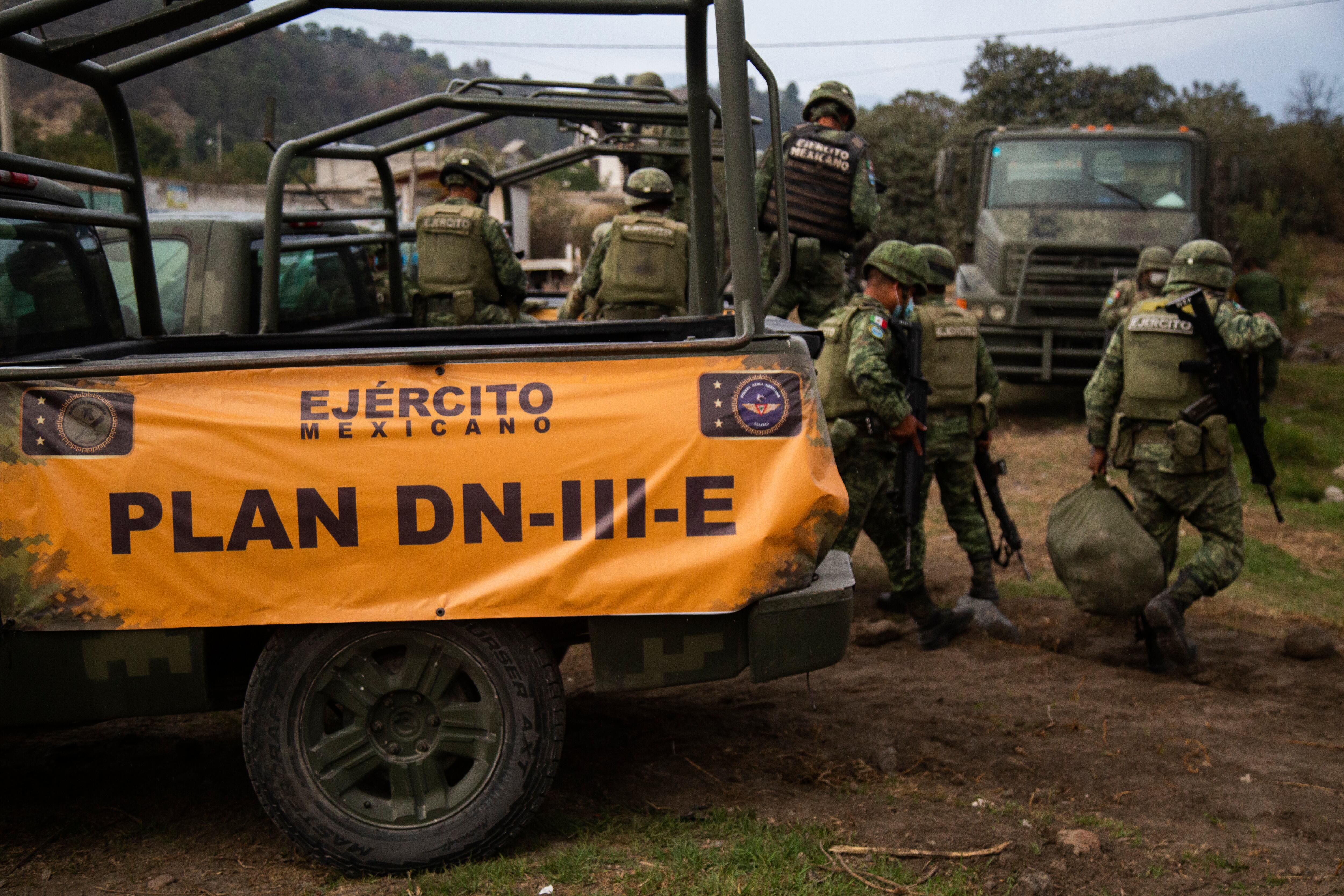 Elementos del Ejercito Mexicano, se preparan para ejecutar el plan DNIII-E, en el poblado de Santiago Xalitzintla.