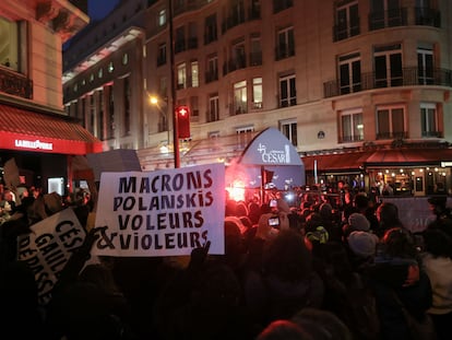 Manifestación feminista en protesta contra Roman Polanski a las puertas de la Salle Pleyel de París, donde se celebró la edición  de 2020 de los Premios César.