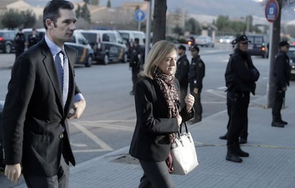 La infanta Cristina i el seu marit, Iñaki Urdangarin, a la seva arribada a l'edifici de l'Escola Balear de l'Administració Pública de Palma.
