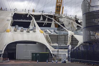 El pabellón O2 Arena de la capital británica, con capacidad para eventos de hasta 20.000 personas, sufrió importantes daños que obligaron a evacuarlo y a cancelar el concierto de la banda Fugees que estaba programado para esta noche.