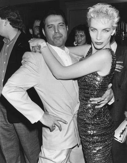 Annie junto a Freddie Mercury en abril de 1987.