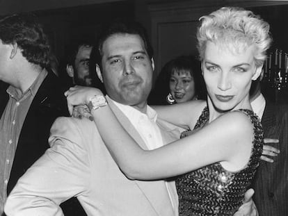 Annie junto a Freddie Mercury en abril de 1987.