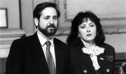 Juan y Myriam esperan, en 1990, el juicio por el asesinato de sus padres, los marqueses de Urquijo, en la Audiencia de Madrid.