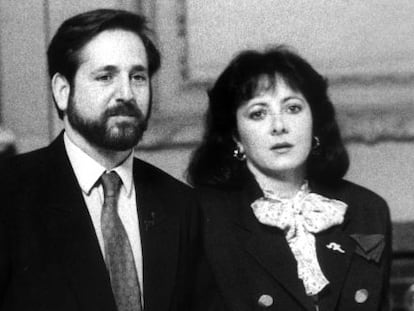 Juan y Myriam esperan, en 1990, el juicio por el asesinato de sus padres, los marqueses de Urquijo, en la Audiencia de Madrid.