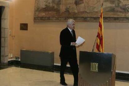 Maragall entra en el saln Torres Garca del Palau de la Generalitat para leer una declaracin institucional.