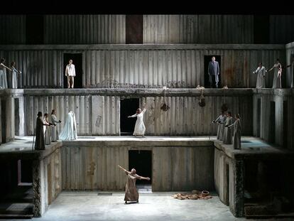 Espectacular imagen de la escenografía de Anselm Kiefer para la ópera <i>Elektra</i> de Strauss, estrenada ayer en el Teatro Real.