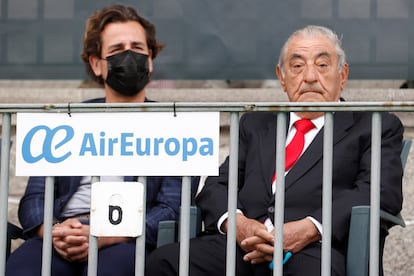 El fundador de Globalia y Air Europa, Juan José Hidalgo (derecha), en mayo pasado en el Club de Campo Villa de Madrid.