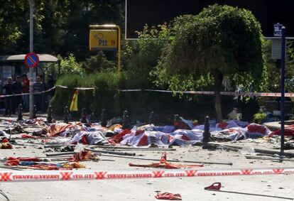 V&iacute;ctimas del atentado de Ankara yacen cubiertas con s&aacute;banas en el lugar de la matanza.