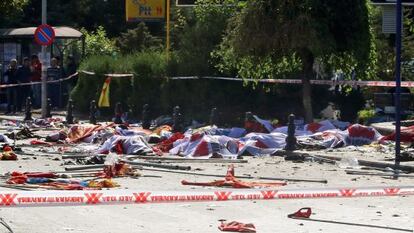 V&iacute;ctimas del atentado de Ankara yacen cubiertas con s&aacute;banas en el lugar de la matanza.