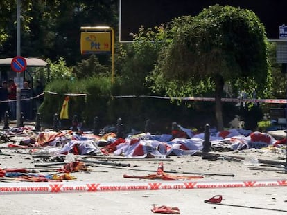 Vítimas do atentado em Ancara jazem, cobertas com pano, no local do massacre.