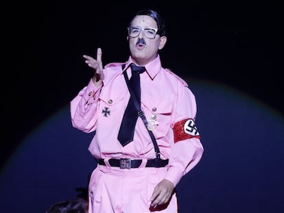 Àngel Llàcer, como Hitler, en 'The producers'.